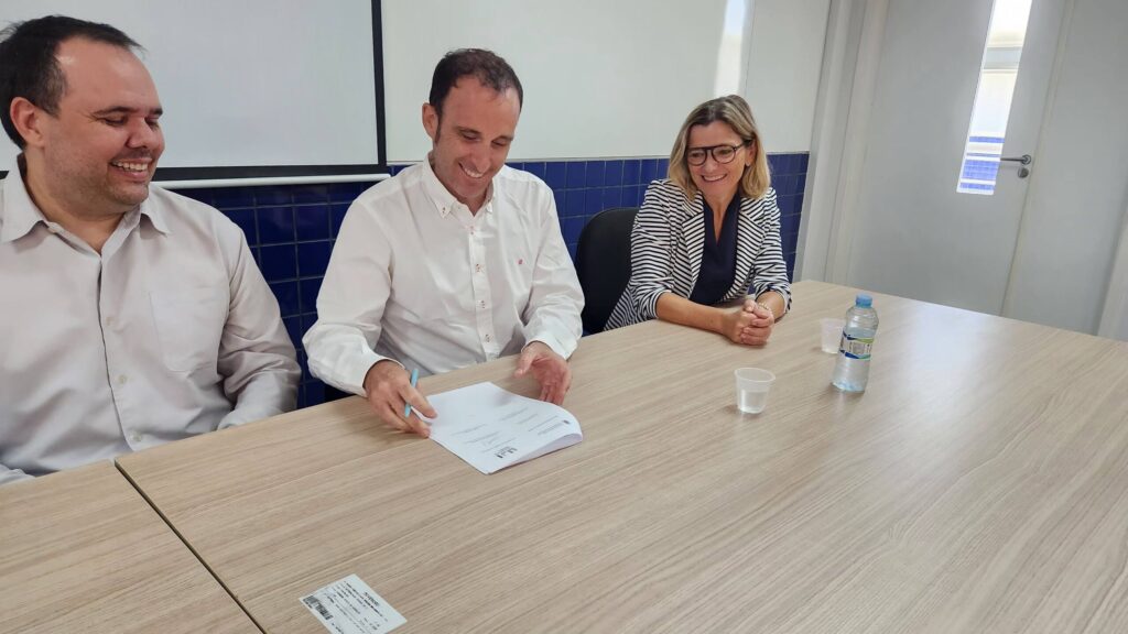 Assinatura do acordo de cooperação entre as Universidades